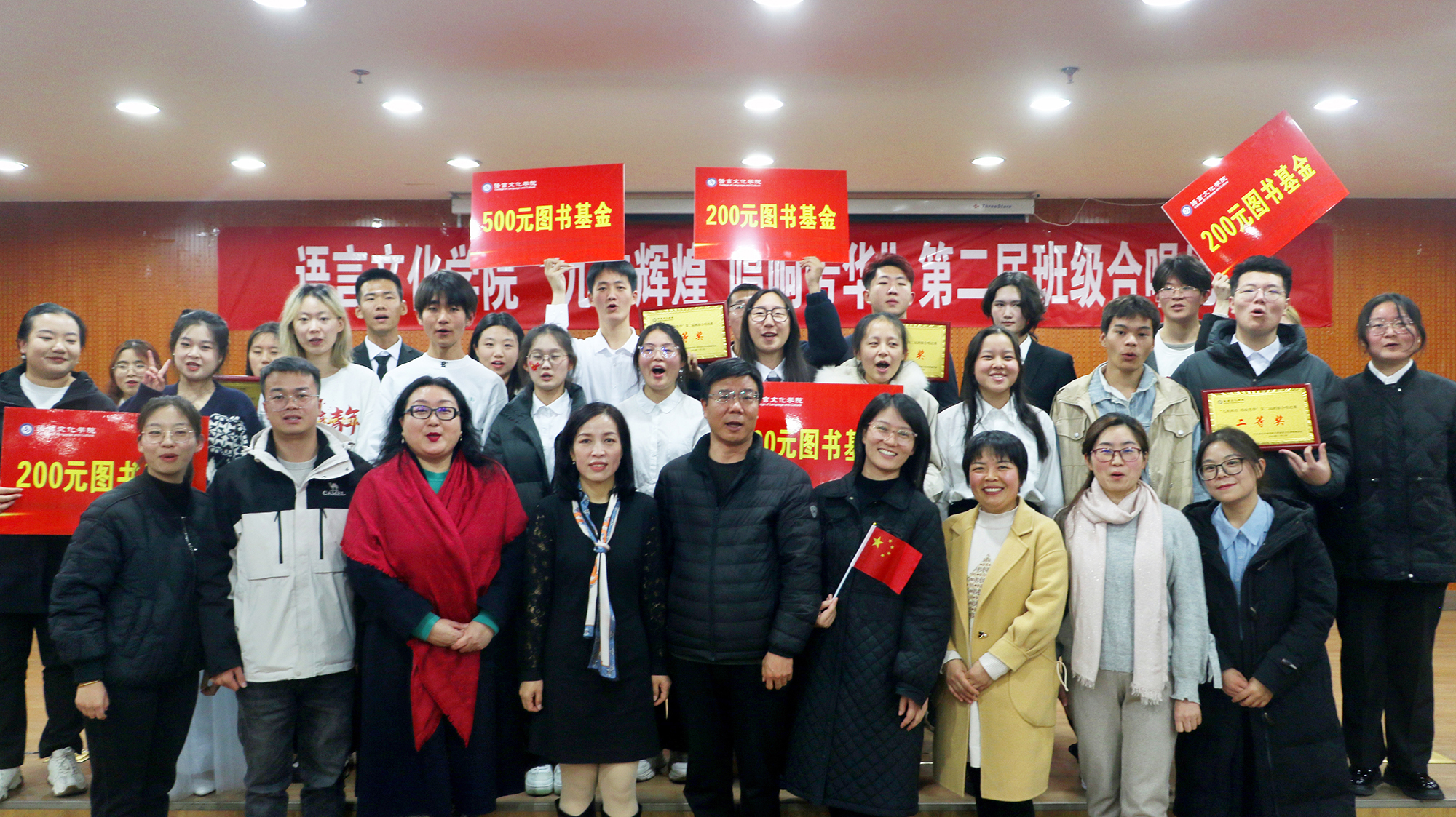 获奖班级代表与评委老师合影.jpg