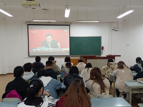 学生教室观看现场_副本.jpg