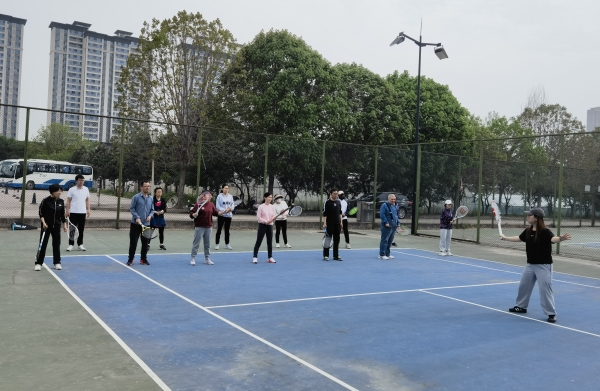 学院举办教职工网球培训