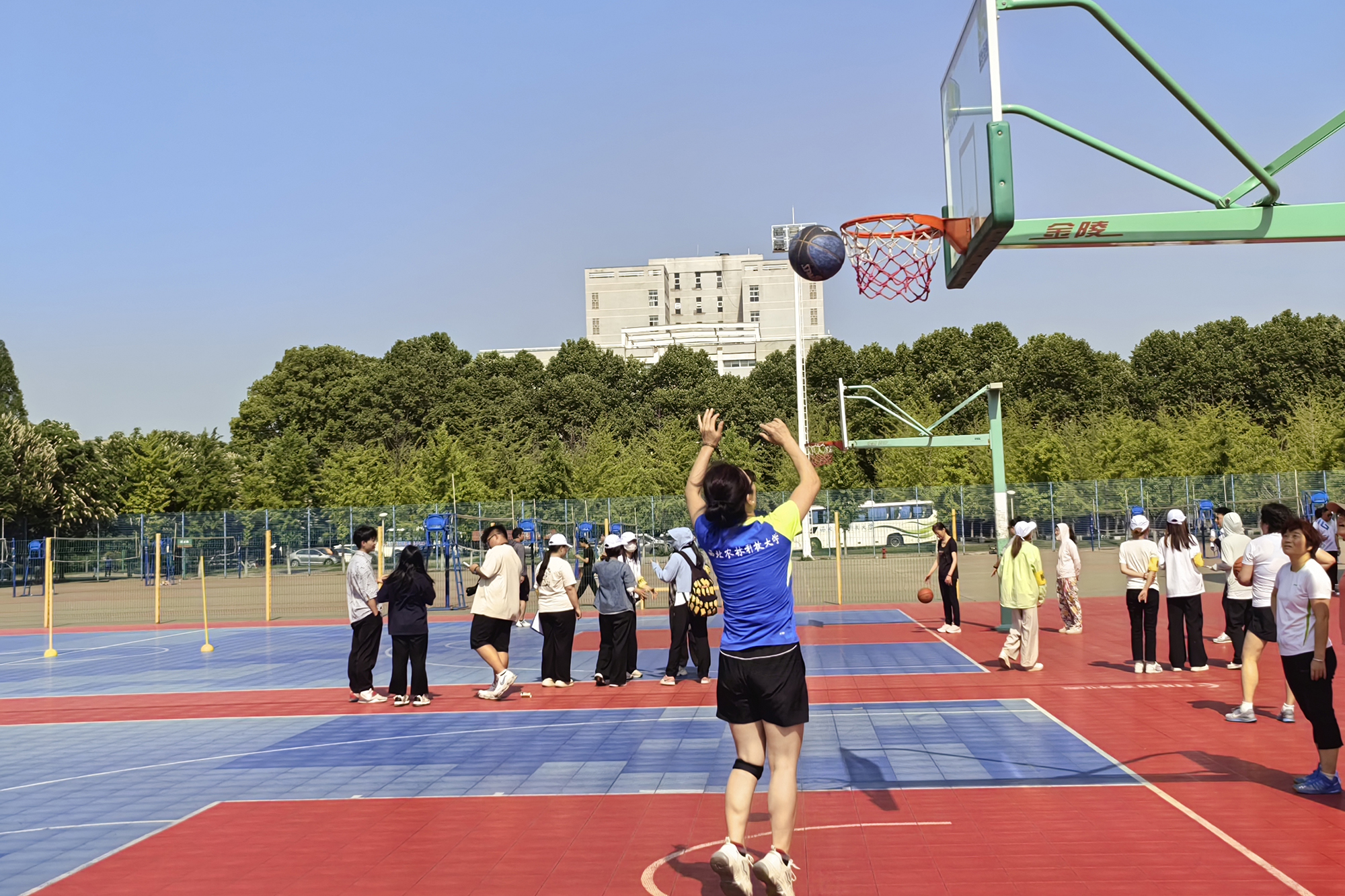 女子教工组篮球往返上篮第二名.jpg