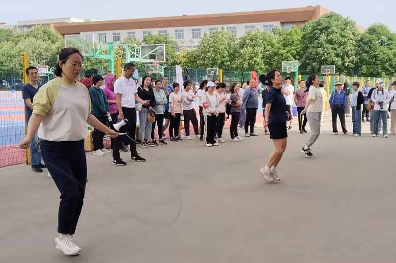 混合教工组一分钟跳绳第三名.jpg