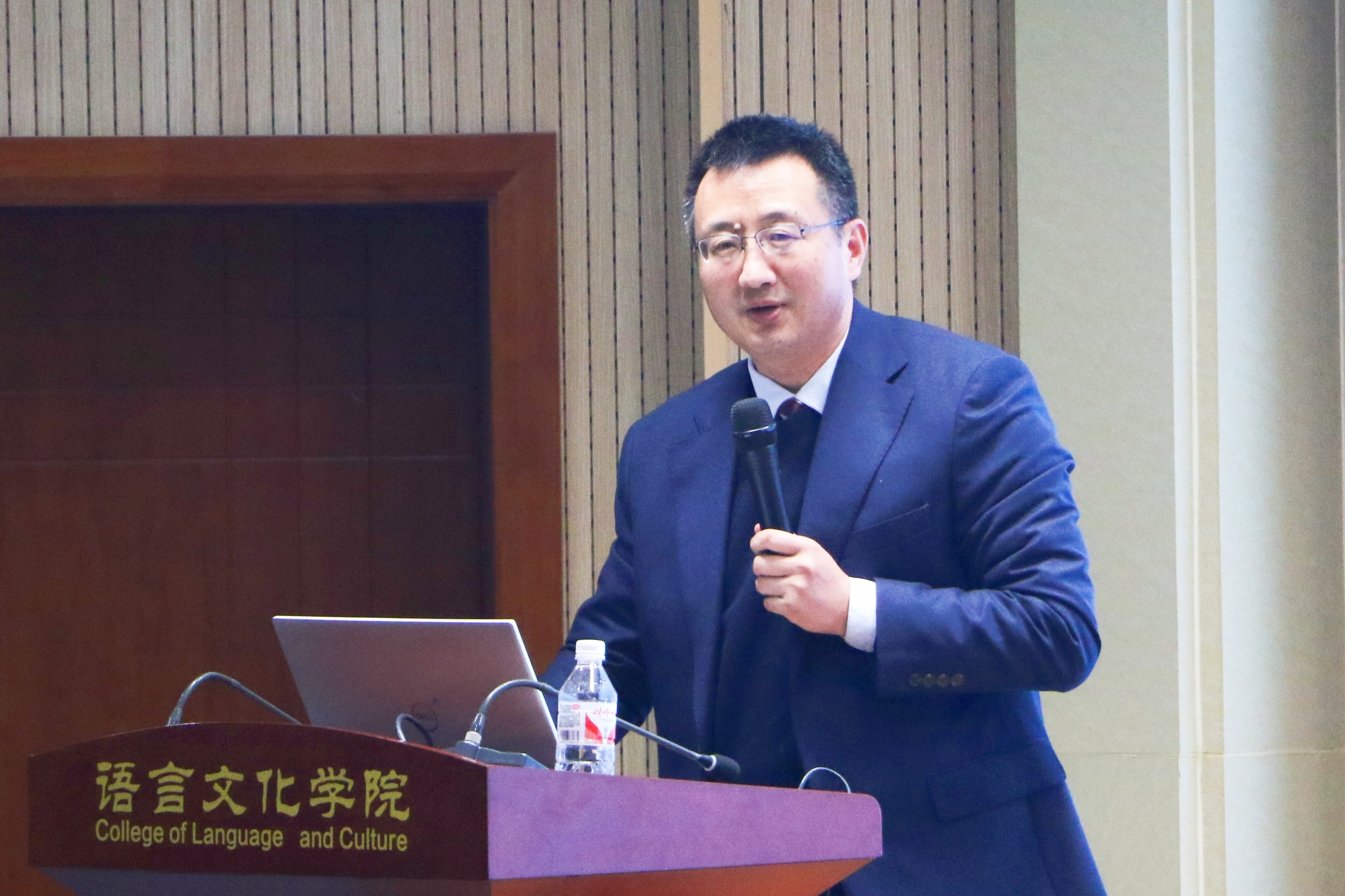 逄增新讲话近景图.JPG