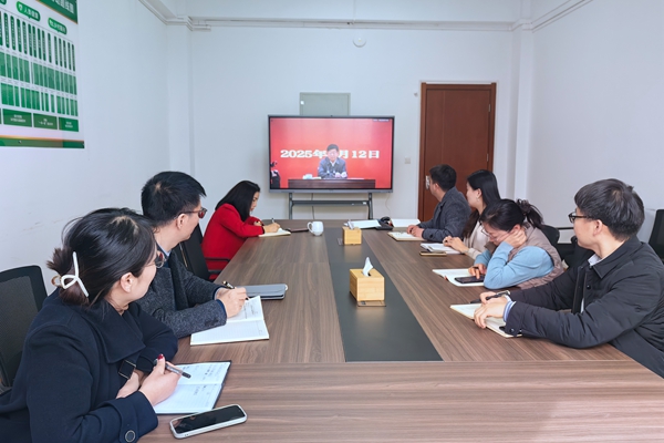 学院党委理论学习中心组学习全国“两会”精神