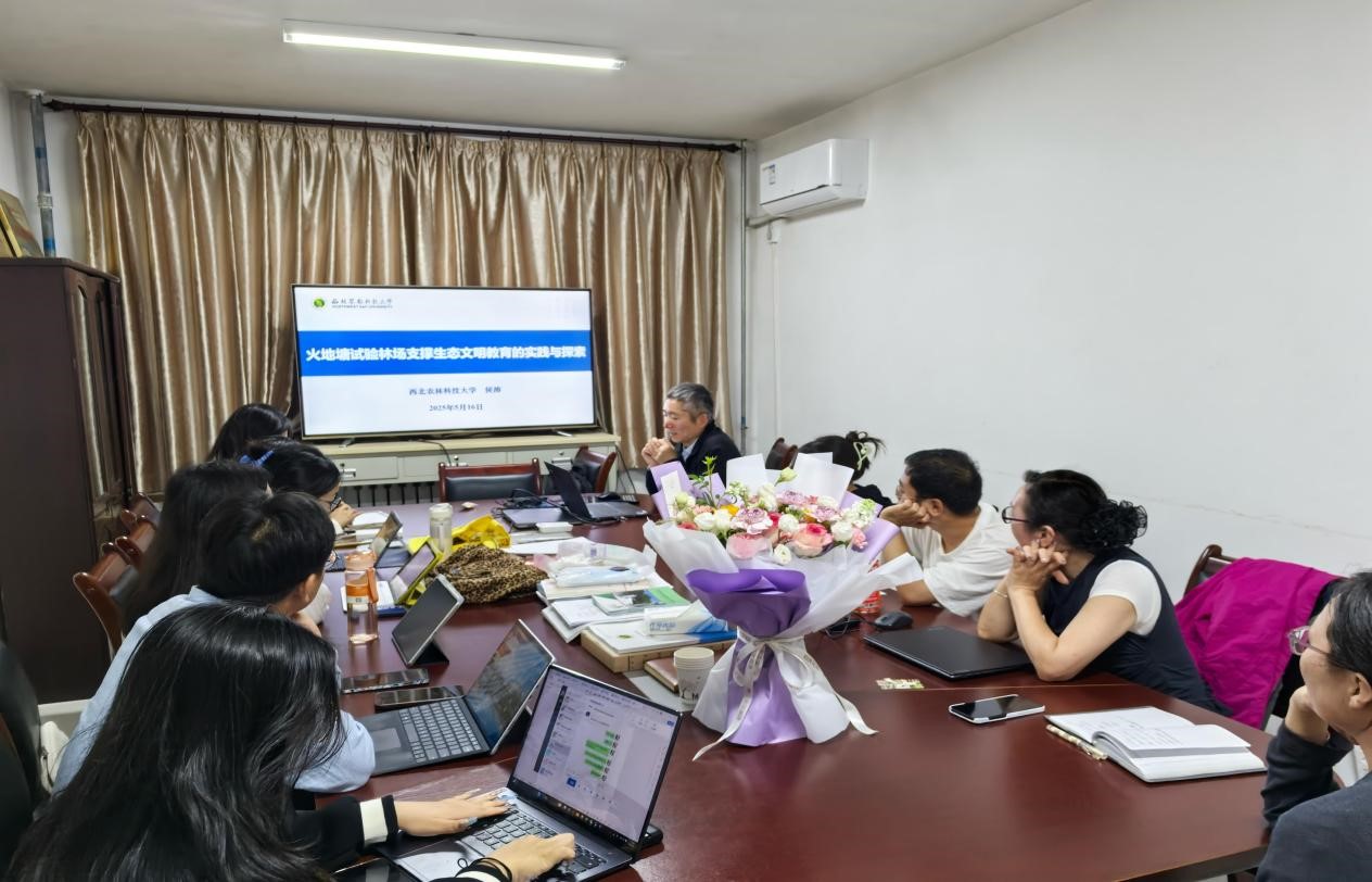 师生在火地塘参加专题讲座.jpg