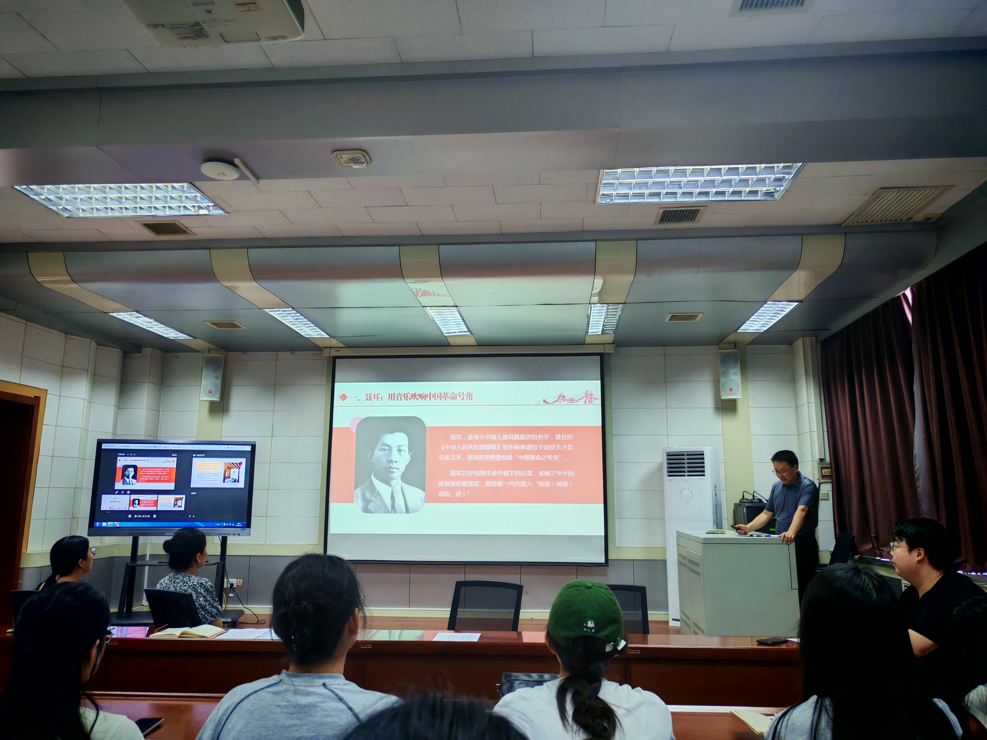 举行2025届毕业生党员座谈会暨政治生日会