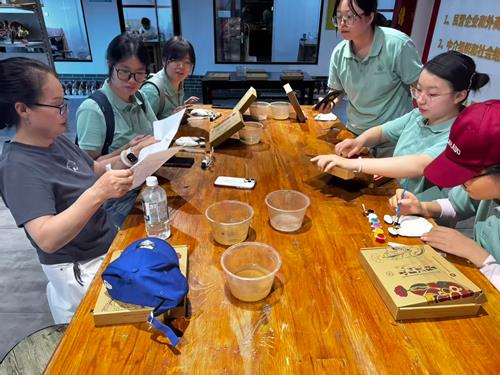 02.亲身体验泥塑的制作工序.jpg