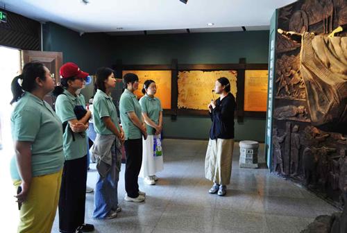 03.队员参观博物馆，了解凤翔文化发展脉络.jpg
