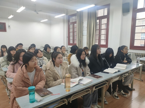 同学们认真观看安全教育影片_副本.jpg
