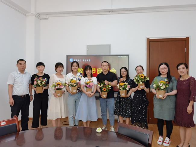 青年教师座谈会.jpg