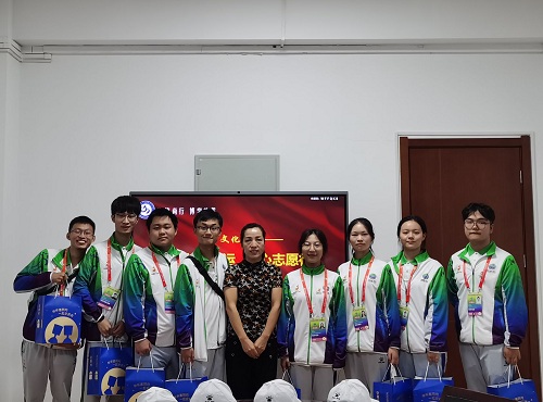学院党委副书记滕艳萍与十四运志愿者合照.jpg