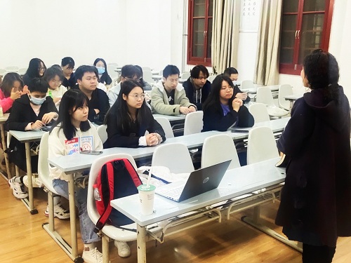 同学们认真倾听.jpg