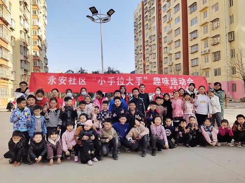 语言学院志愿者与永安社区小朋友合影.jpg