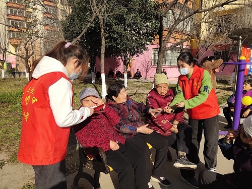 志愿者为社区老人耐心讲解.jpg