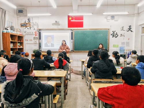 同学们认真听宣讲报告.jpg