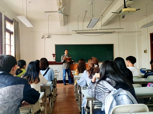 田志强老师主持会议.jpg