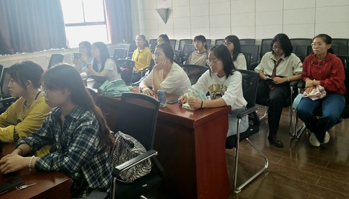 同学们认真聆听.jpg