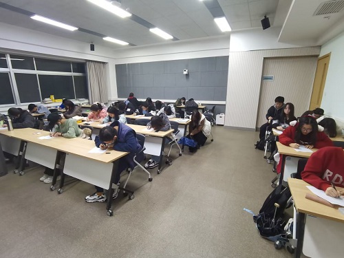 同学们认真写作.jpg
